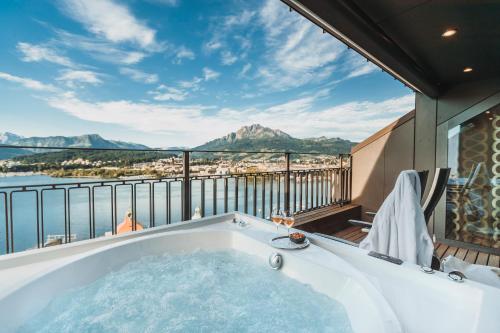 Penthouse Spa Suite Lake View