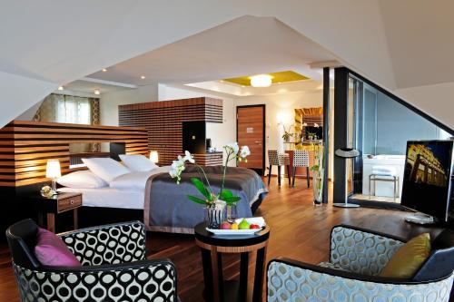 Signature Penthouse Spa Suite Lake View