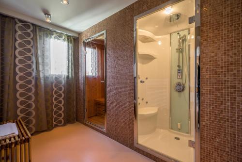 Signature Penthouse Spa Suite Lake View