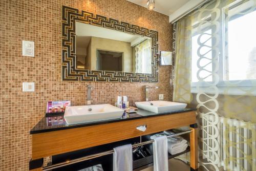 Signature Penthouse Spa Suite Lake View