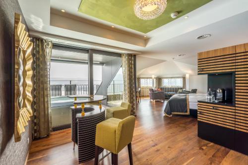 Signature Penthouse Spa Suite Lake View