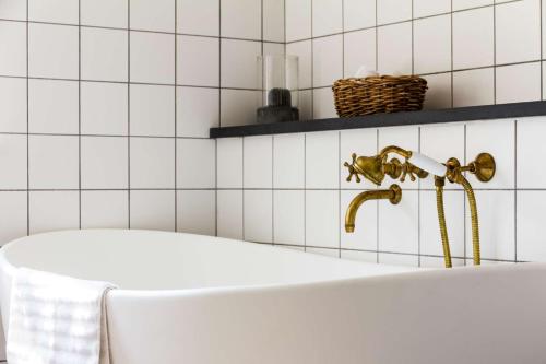 Estate Room with bathtub