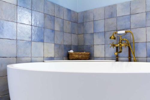 Estate Room with bathtub