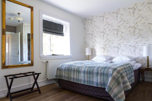 Small Estate Room