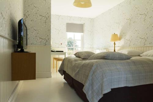 Small Estate Room