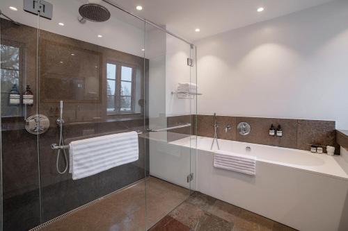 Large estate room with bathtub