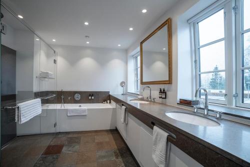 Large estate room with bathtub