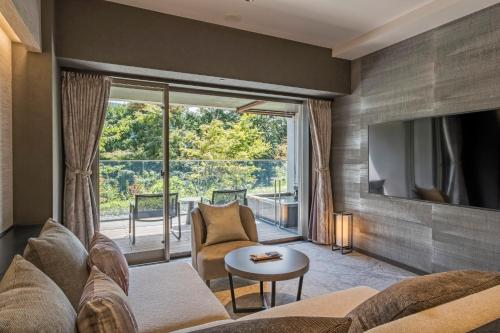 East Wing Deluxe Room with Open-Air Bath Western Style – Breakfast Included