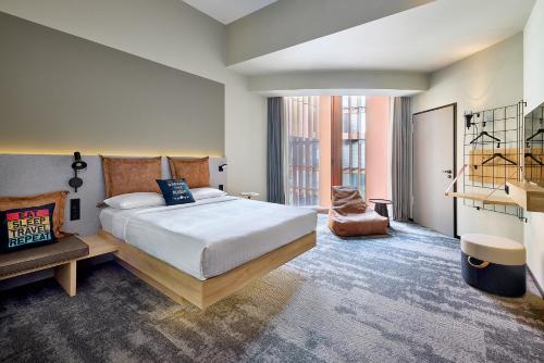 Standard Queen Room with City View