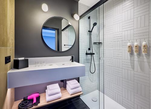 Moxy Curve Queen Room