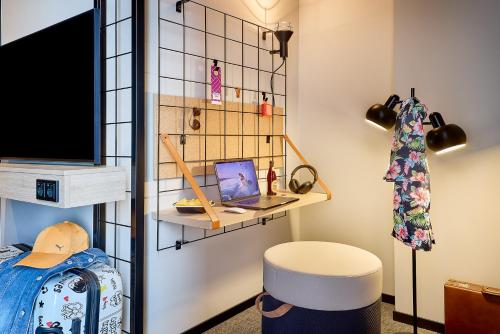 Moxy Curve Queen Room