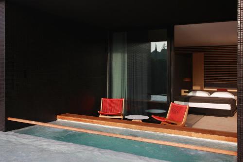 Deluxe Plunge Pool Room