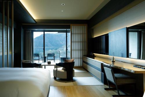 West Wing Upper Floor Deluxe Room with Open-Air Bath Japanese Style – Breakfast Included