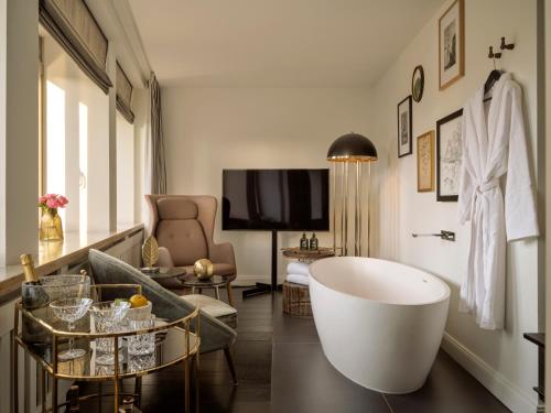 Nikolai Suite