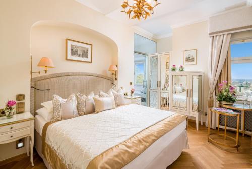 Romantic Double Room with City View and Bath Tub