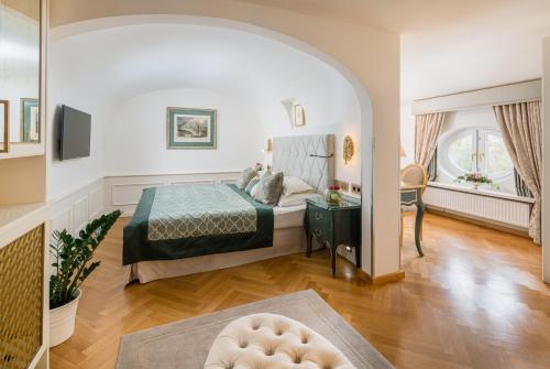 Romantic Double Room with City View and Bath Tub