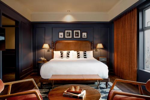 Deluxe Suite | King + full bunk