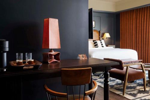 Deluxe Suite | King + full bunk