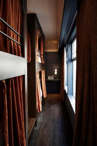 Deluxe Suite | King + full bunk