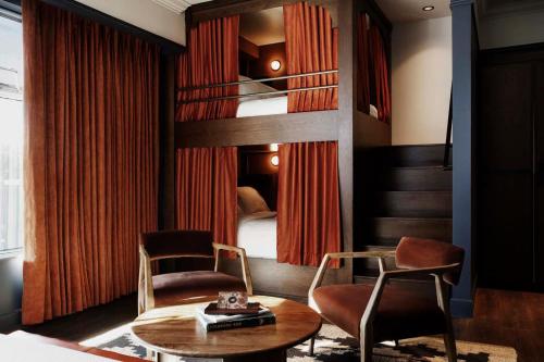 Suite | King + twin bunk