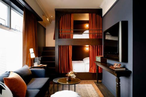 Premium suite | Two queen + full bunk