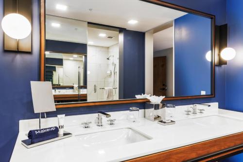 Suite with Mountain View