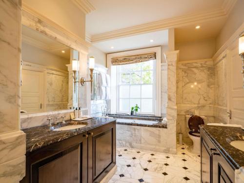 Grand Master Suite with One Double Bed