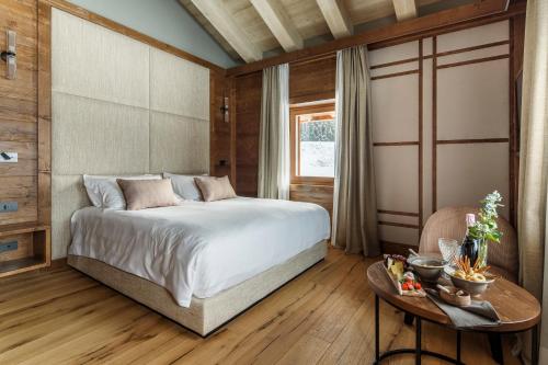 Deluxe Double Room with Balcony Mountain view