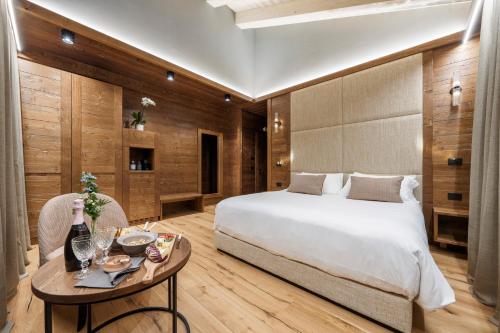 Deluxe Double Room with Balcony Mountain view