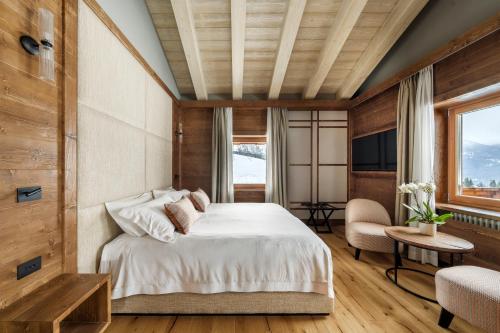 Deluxe Double Room with Balcony Mountain view