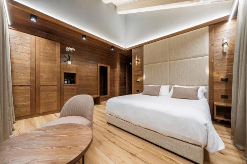 Deluxe Triple Room with Balcony Mountain view