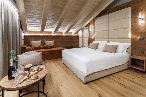 Deluxe Triple Room with Balcony Mountain view
