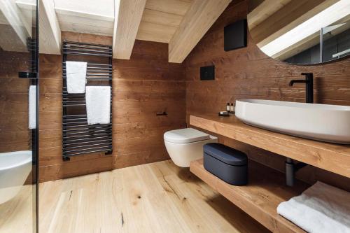 Deluxe Triple Room with Balcony Mountain view