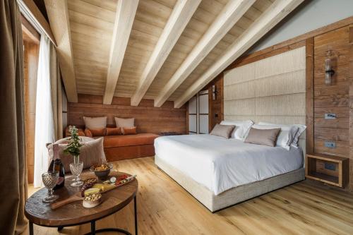 Grand Deluxe Room with Balcony Mountain View