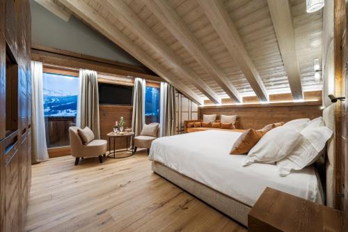 Grand Deluxe Room with Balcony Mountain View