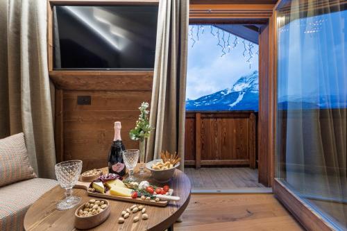 Grand Deluxe Room with Balcony Mountain View