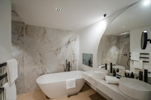Deluxe Pool Suite