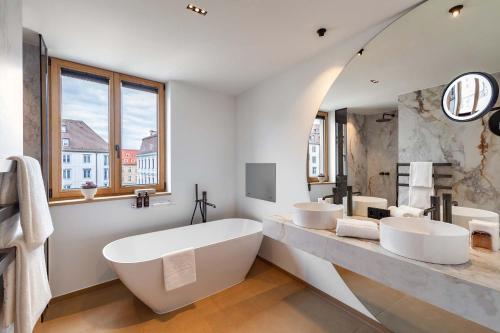 Deluxe Pool Suite