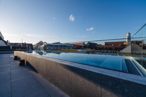 Signature Pool Suite