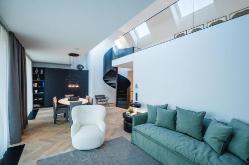 Signature Pool Suite
