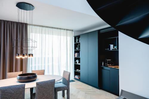 Signature Pool Suite