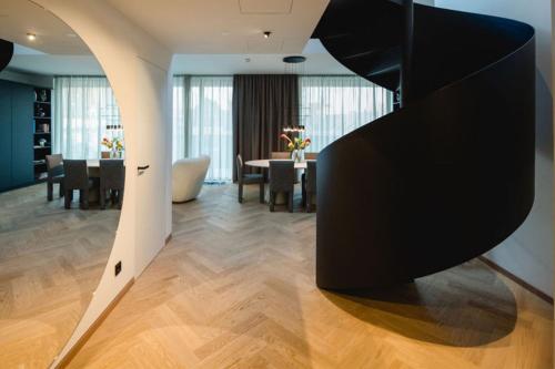 Signature Pool Suite