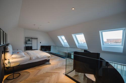 Signature Pool Suite