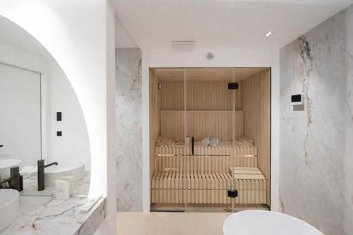 Signature Pool Suite