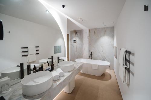 Signature Pool Suite