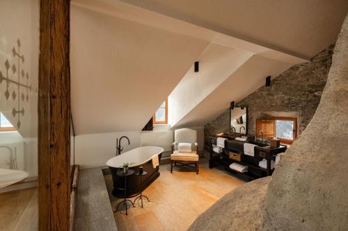 Two-Bedroom Apartment with Mountain View