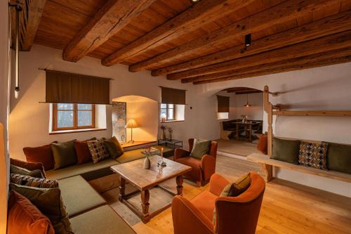 Two-Bedroom Apartment with Mountain View