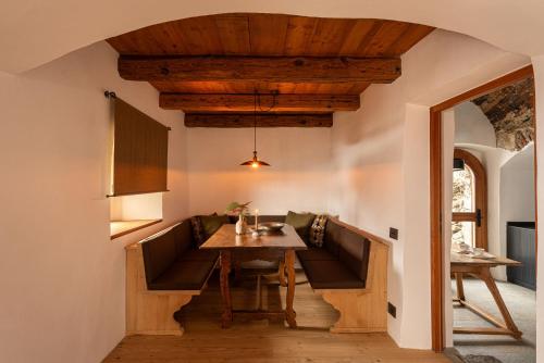 Two-Bedroom Apartment with Mountain View