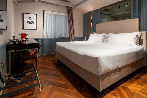 Deluxe King Room with King Bed - Non-Smoking
