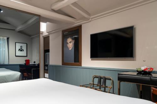 Deluxe King Room with King Bed - Non-Smoking